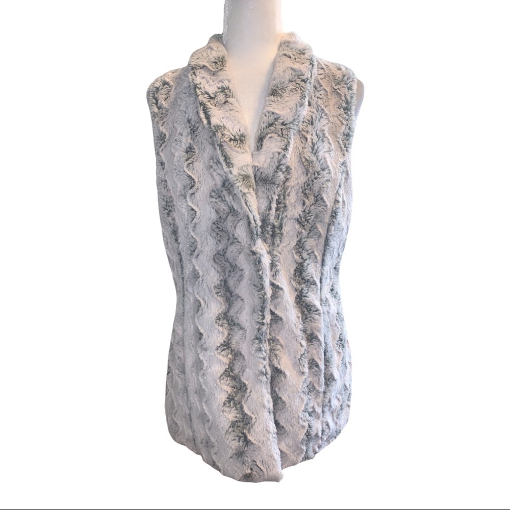 Tessori Faux Fur Vest Gray and White Hook Front Sz S/M